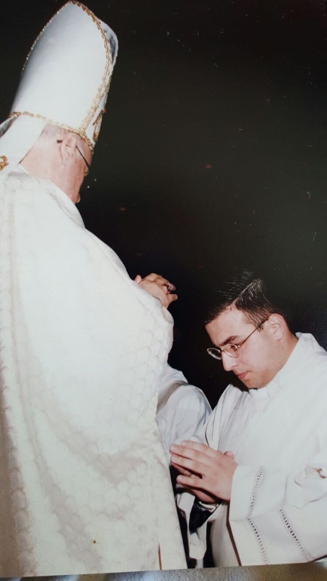 Imposición de manos en el día de mi ordenación sacerdotal, un día como hoy de 1998.