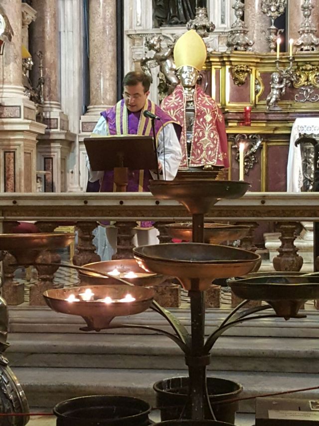 Hoy 14 de marzo en la Capilla de San Genaro, Catedral de Nápoles, Italia.